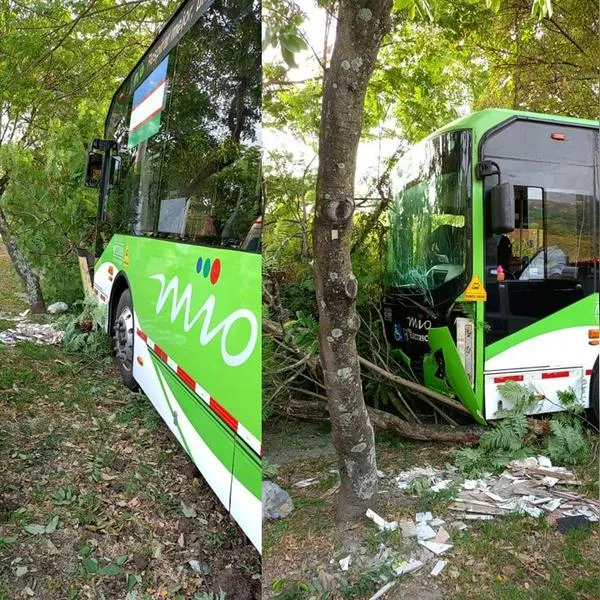 Un bus en Cali se estrelló contra un árbol luego de que el conductor se le bajara la presión y perdiera el control del vehículo. Hay 3 pasajeros lesionados.