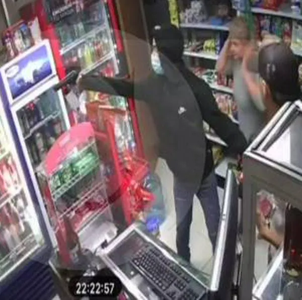 Videos | Ladrones amenzaron y robaron con armas en dos negocios en Laureles y Santa Gema en Medellín