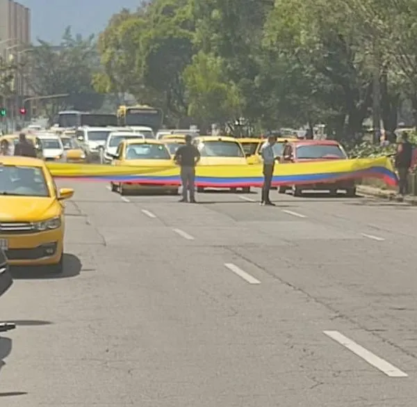 Taxistas bloquean sede del Ministerio de Transporte en Bogotá, cerca del centro comercial Gran Estación, por el precio de la gasolina en el país. 