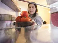 ¿Se deben guardar los tomates en la nevera? Ventajas y desventajas de almacenarlos allí o por fuera de ella; dónde se aconseja dejarlos .