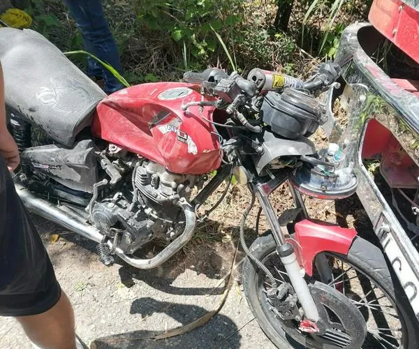 ¡Joven acaba de morir en terrible accidente en el Tolima! Iban en moto y chocaron contra camión