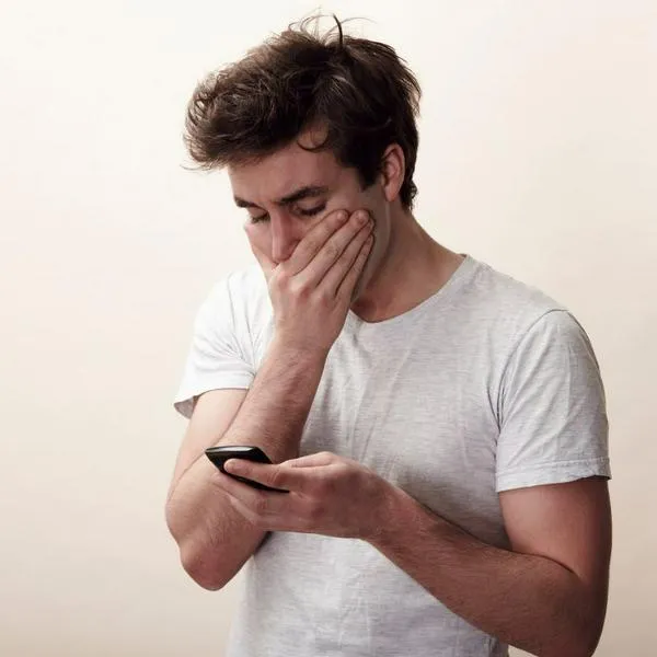 Misteriosos hombres con pancartas generan polémica en redes sociales