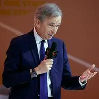 Bernard Arnault, director de Louis Vuitton, estaría involucrado con un empresario ruso objetivo de los bloqueos impuestos a Rusia por invadir a Ucrania
