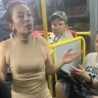 Mujeres en un bus de Transmilenio que se retan a pelea