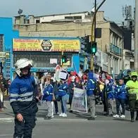 Bloqueos en Bogotá en la avenida Caracas por parte de trabajadores de TuLlave, quienes se manifiestan contra la empresa que los contrató. 