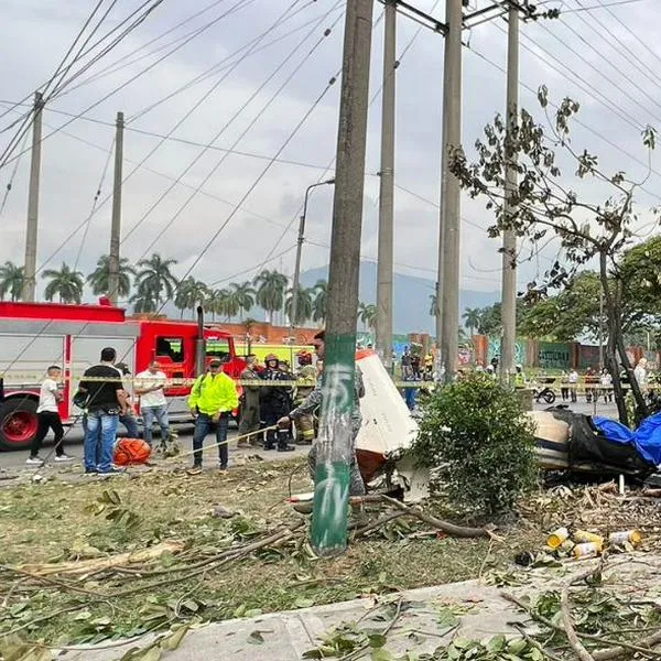 El accidente de la avioneta en Cali dejó varias personas heridas y el piloto de la aeronave sin vida. Policías dieron detalles de lo ocurrido en el lugar.