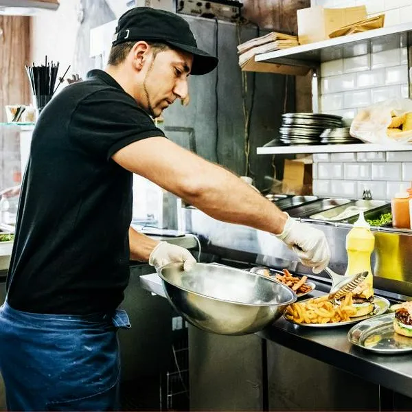 Miles de restaurantes en Colombia enfrentan una dura situación debido a la inflación, que ha impactado sus negocios y muchos podrían quebrar en 2023.