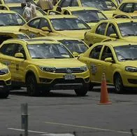 Taxis remain parked at El Dorado IntePago a taxistas por precio de gasolina se complicó y Gobierno dijo por qué