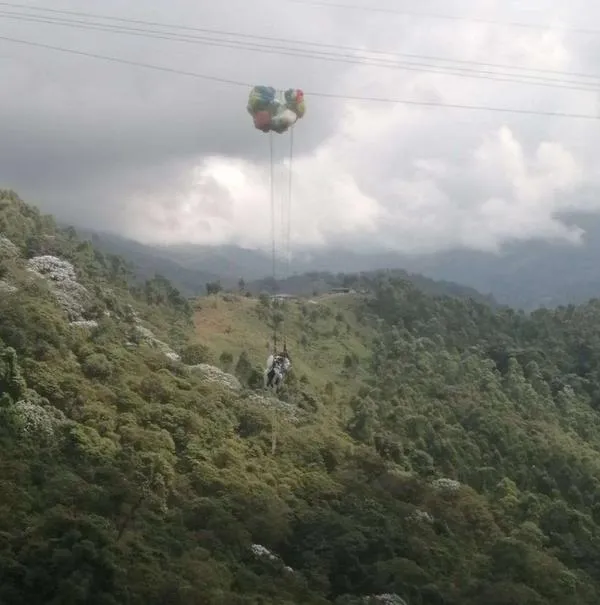 Momento en el que un parapentista y una menor de trece años quedan atrapados en un cable eléctrico de Calarcá, Quindío