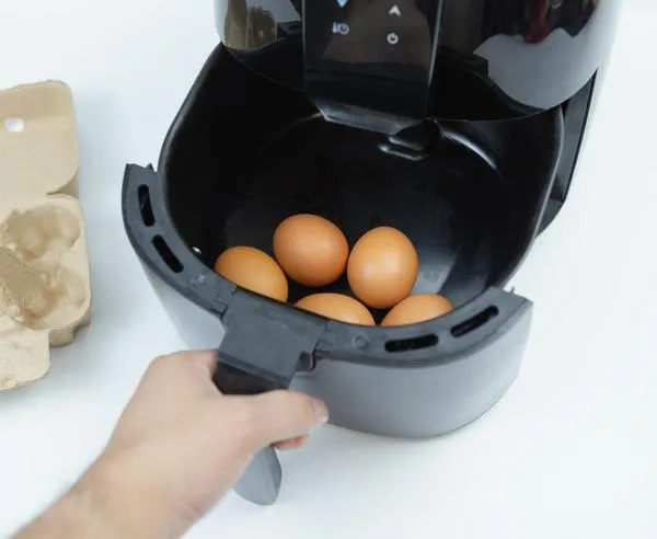 Cómo hacer huevo duro fácil y rápido en freidora de aire: paso a paso explicado a detalle para que quede perfecto en pocos minutos.