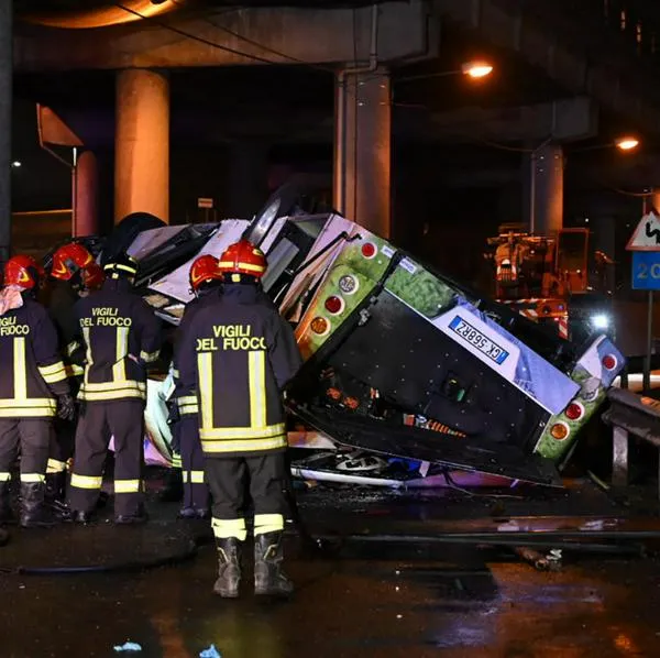 21 muertos, dejó accidente de bus que cayó desde un puente en Italia.