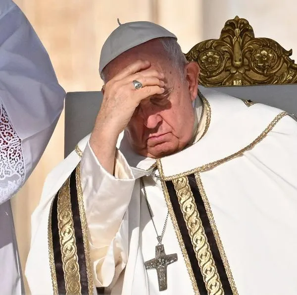 El papa Francisco, apocalíptico, dice que "el mundo se desmorona"