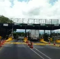 Conductores le piden al Gobierno Nacional bajar el peaje de Barrancabermeja por el cierre de la vía  por el derrumbe de tierra en el kilómetro 42.