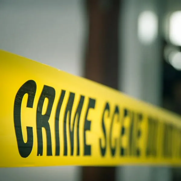 Siniestro vial en el Tolima deja a una persona muerta y otra herida: furgón se volcó.