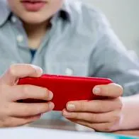 Dicen cuánto tiempo deben usar el celular niños de 3 a 12 años; horarios y límites