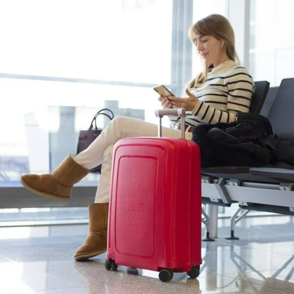 Unión Europea eliminó cobro de maleta de cabina en avión y defendió derechos de los viajeros.