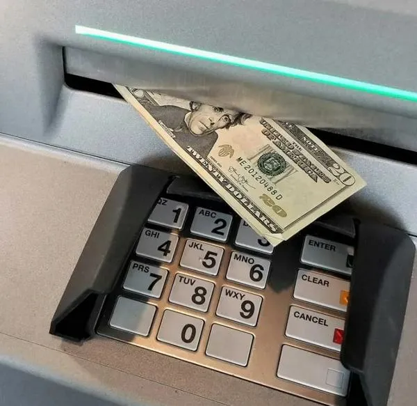 Banco con más comisión al hacer retiros en cajeros automáticos