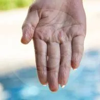 ¿Por qué se nos arrugan los dedos cuando pasan mucho rato en el agua? 