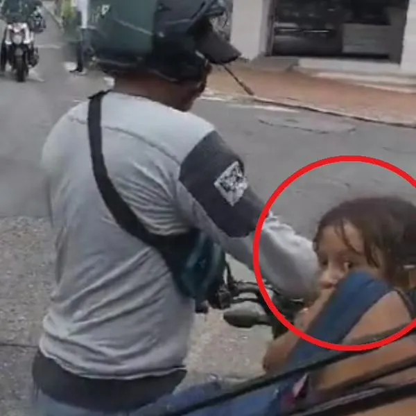 Video de niña braveando a conductor de bus en pelea con motociclista.