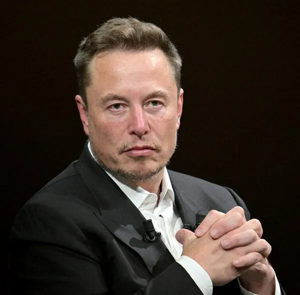 Elon Musk elimina titulares de artículos de prensa compartidos en X (Twitter)
