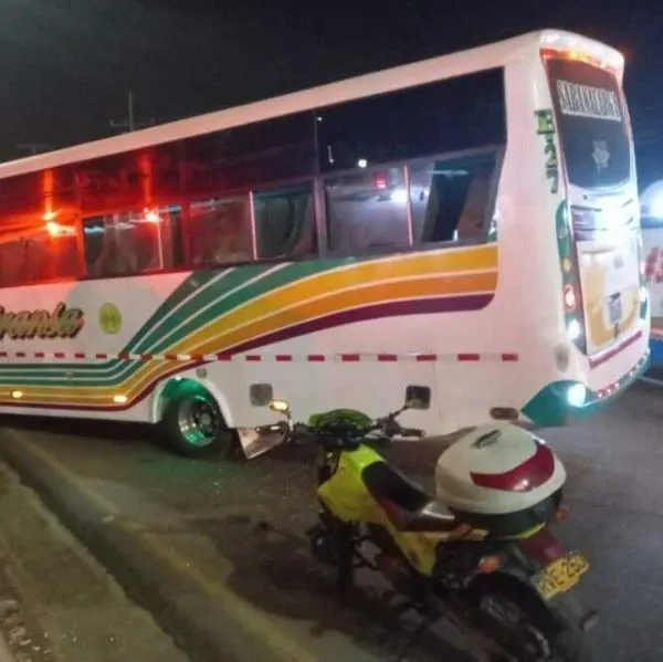 La Policía Nacional frustró robo en un bus intermunicipal de Funza, Cundinamarca. Se enfrentó a cuatro ladrones en una balacera y dos de ellos fallecieron.