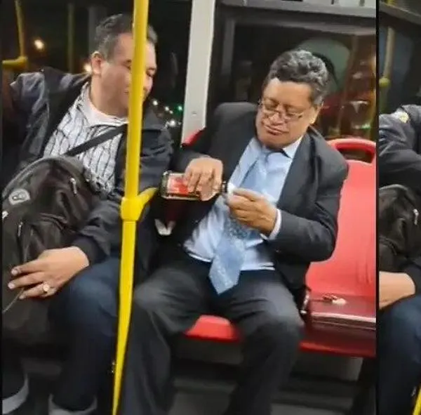 Video | Dos hombres fueron grabados tomando aguardiente en un bus de TransMilenio