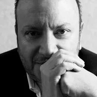 Julio Sánchez Cristo, director de La W y a quien en plena emisión en vivo una mujer lo llamó y recordó amorío pasado que tuvieron