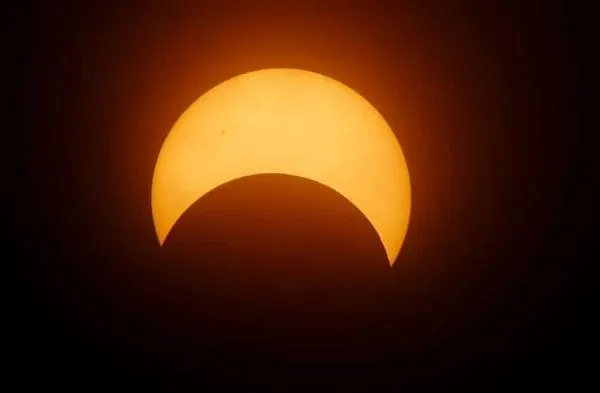 En Cali, varios supermercados ya están vendiendo gafas para ver el eclipse solar que será el próximo 14 de octubre