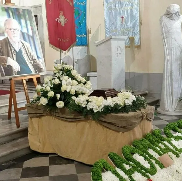 Restos de Fernando Botero llegaron a Pietrasanta, Italia, donde será enterrado y recibirá más homenajes. Descansará junto a la tumba de su esposa. 