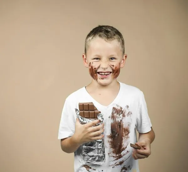 Cómo eliminar las manchas de chocolate de las prendas: método fácil y efectivo con solo dos productos que seguramente tiene en casa.