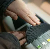 En Cali roban a adulto mayor en cajero de centro comercial en con el tarjetazo