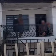 Denuncian a hombre que golpea con un palo a su perro en Cali