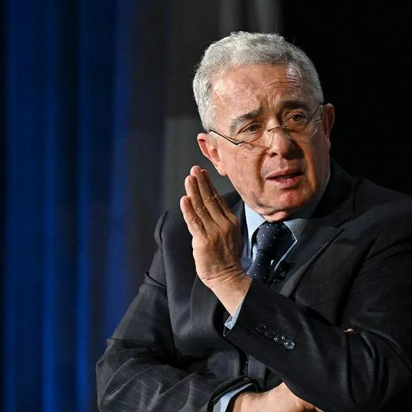 Expresidente de Colombia, Álvaro Uribe Vélez, quien iría a juicio por soborno y fraude procesal, dijo que el caso tuvo vicios y apuntó contra Juan Manuel Santos