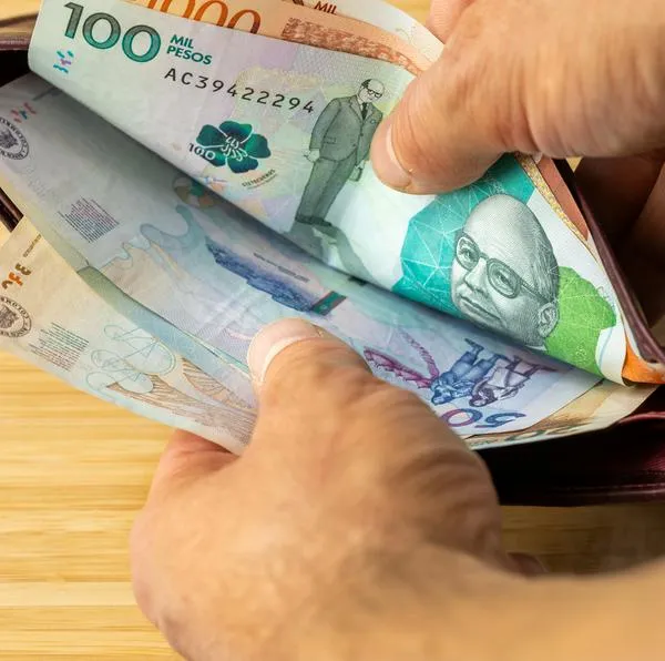 Personas que tengan billetes de 50.000 y 100.000 pesos están perdiendo dinero por el aumento del dólar.