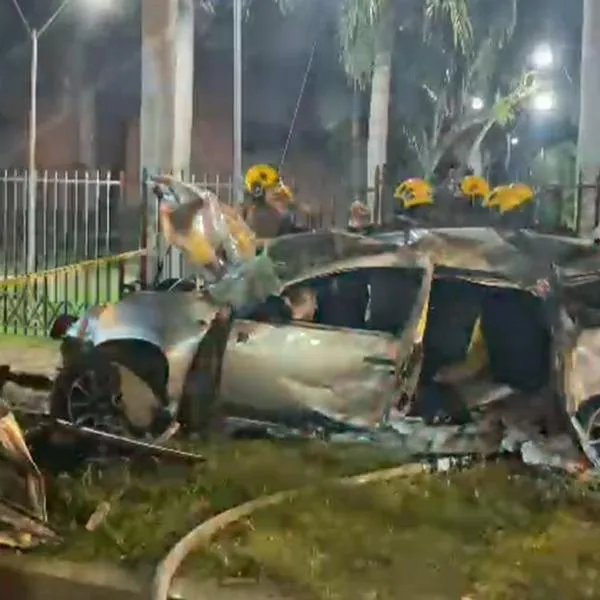 Se conocieron detalles del grave accidente en el sur de Cali del jueves, 5 de octubre, cuando un carro se estrelló contra un puente. Habló conductor.