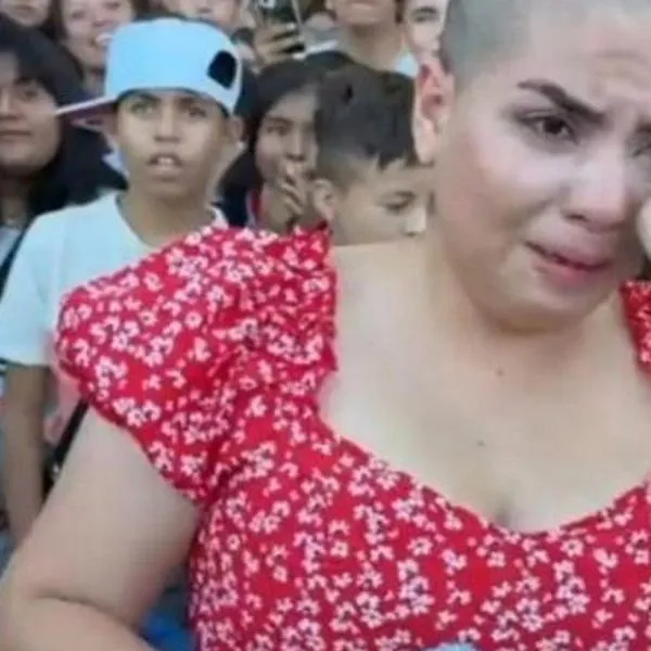 En México, una mujer se rapó la cabeza para intentar ganar un iPhone 15 y perdió. Su reacción fue viral en redes sociales al ponerse a llorar.