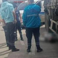 Trágico accidente en Bogotá: motociclista murió al ser arrollado por un tractocamión. Por el incidente se produjo un cierre en la NQS, donde ocurrió. 