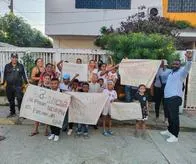 Padres de un colegio en Cartagena protestaron para exigir renuncia del rector