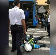 Nuevo caso de intolerancia: Motociclista arrolló a una agente de tránsito