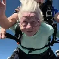 Video: ¡Nunca es tarde! Abuelita de 104 años se lanzó en paracaídas