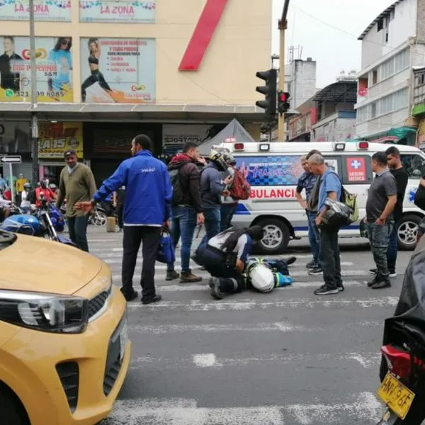 Cali hoy: motociclista atropelló a agente de tránsito y la dejó en el piso