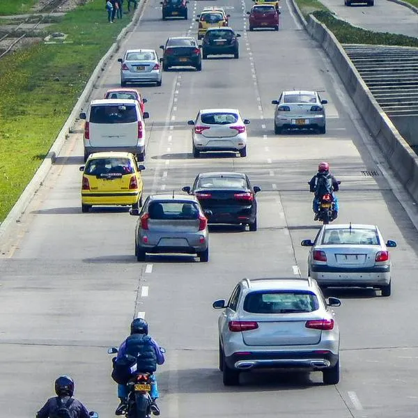 Miles de carros y motos en Colombia amenazan los planes de Gustavo Petro debido a que están envejeciendo y tienen un impacto ambiental.