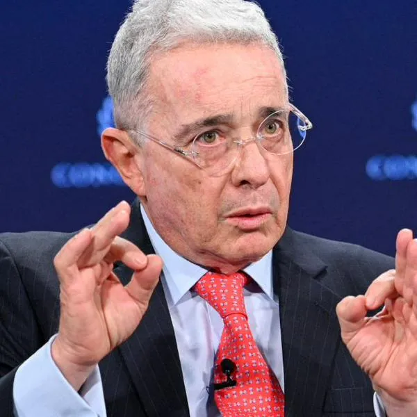 Álvaro Uribe irá a juicio por soborno y fraude procesal; esto viene para él