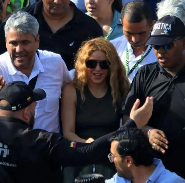 Escolta de Shakira agredió a fanático que se acercó a ella para darle un regalo en Miami.