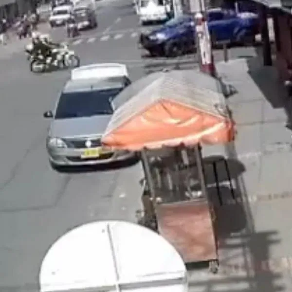 Así fue accidente de moto de 2 policías en Bogotá que chocaron contra camioneta