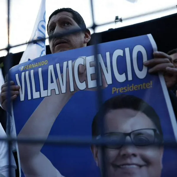 Seguidores del candidato Fernando Villavicencio, asesinado presuntamente por colombianos que fueron asesinados este viernes.