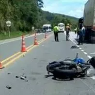 Un canino provocó un aparatoso accidente en vías de Caldas, que dejó dos personas heridas