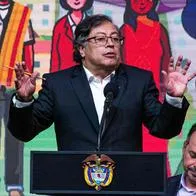 El presidente de Colombia, Gustavo Petro, le respondió a Iván Duque las criticas sobre nacionalizar la vía al Llano. Dice que no es expropiación. 