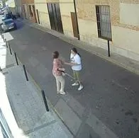 Roban reloj a abuela que iba en muletas en España con táctica muy famosa.