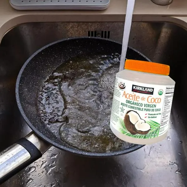 Usar aceite de coco permite cuidar y limpiar los sartenes de la cocina